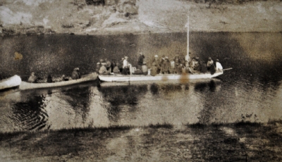 Canoes with Cree people